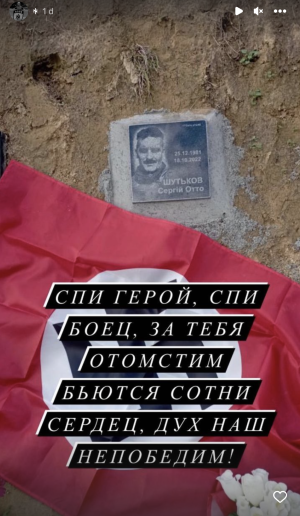 Screenshot 2022-11-15 at 18.06.51 Azov militant brings flowers and a Nazi party flag to the grave of a recently fallen soldier.